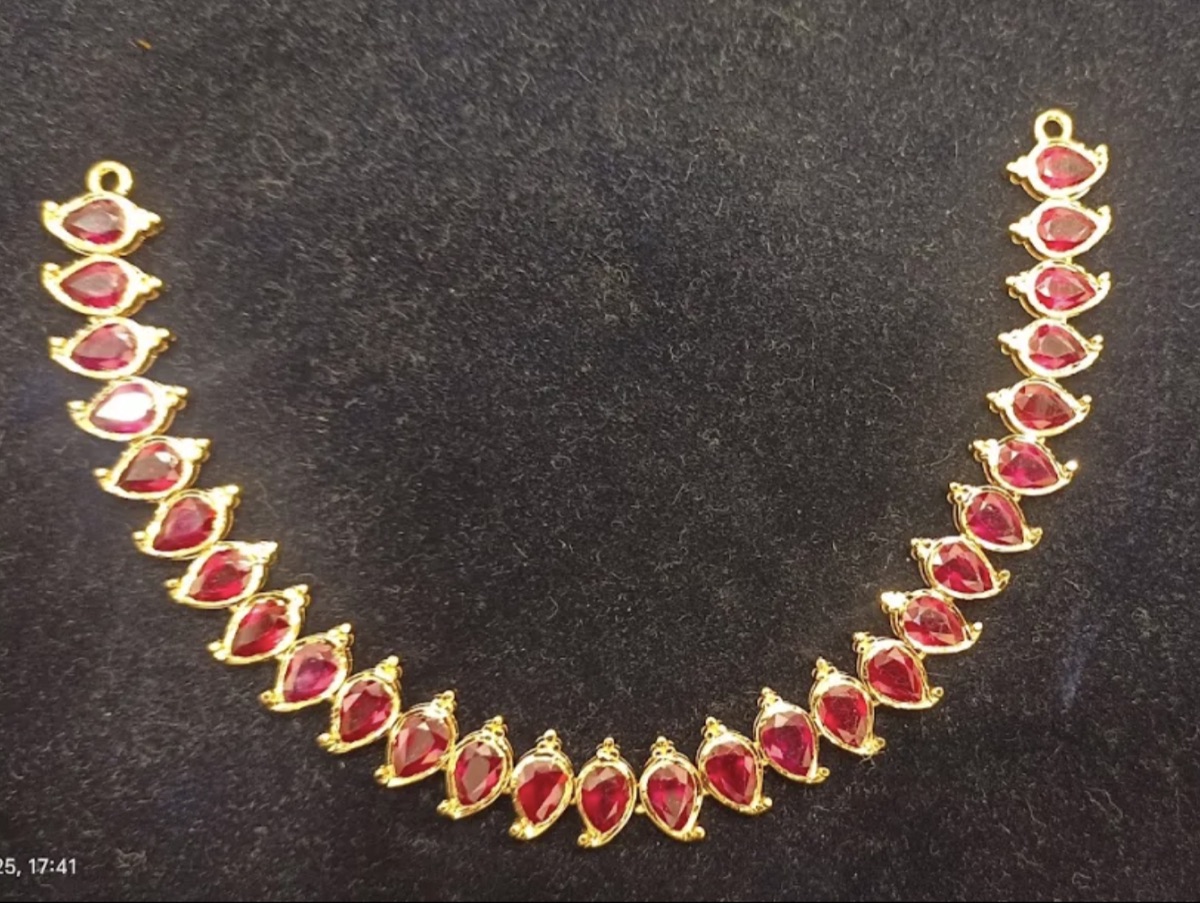 Gold necklace set with red stones